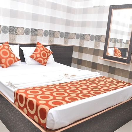Addhuri Comforts Inn ไมซอร์ ภายนอก รูปภาพ