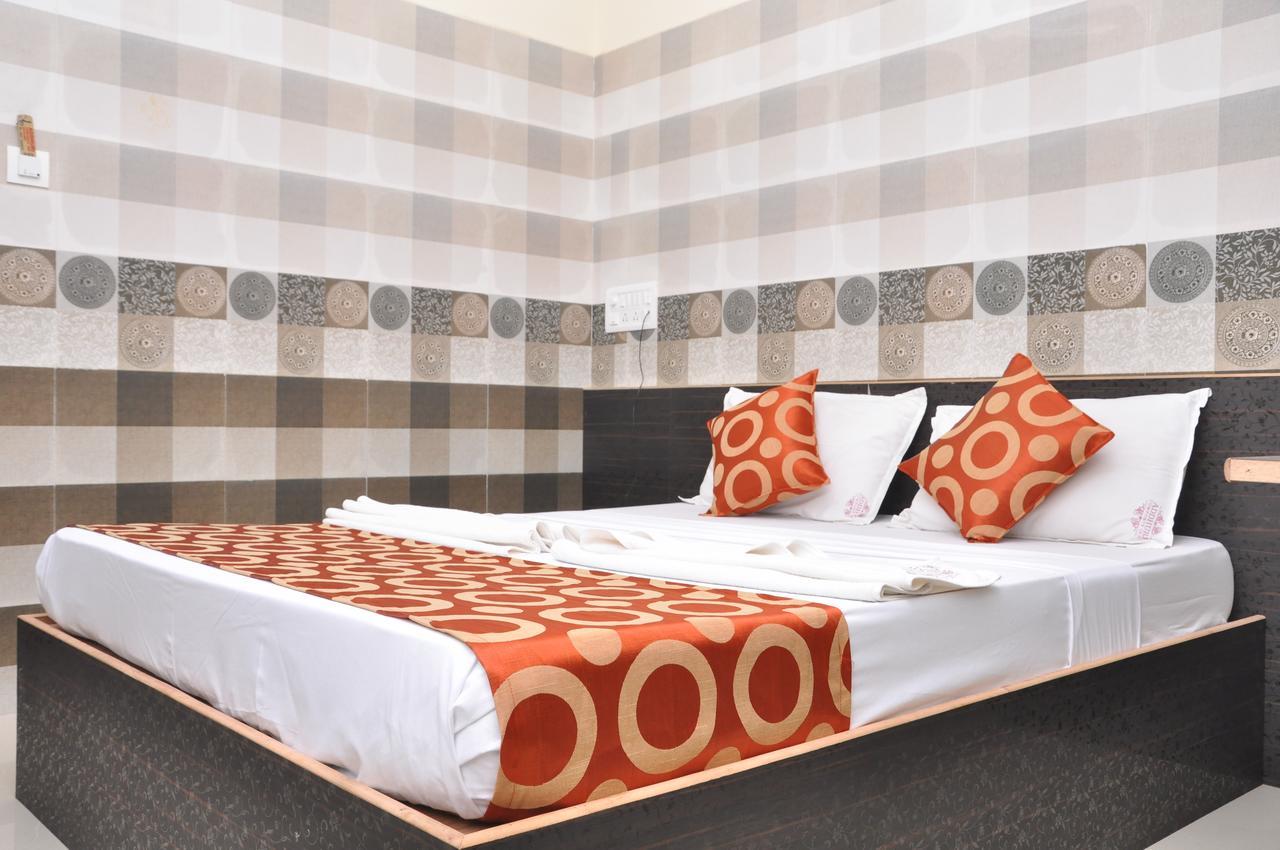 Addhuri Comforts Inn ไมซอร์ ภายนอก รูปภาพ
