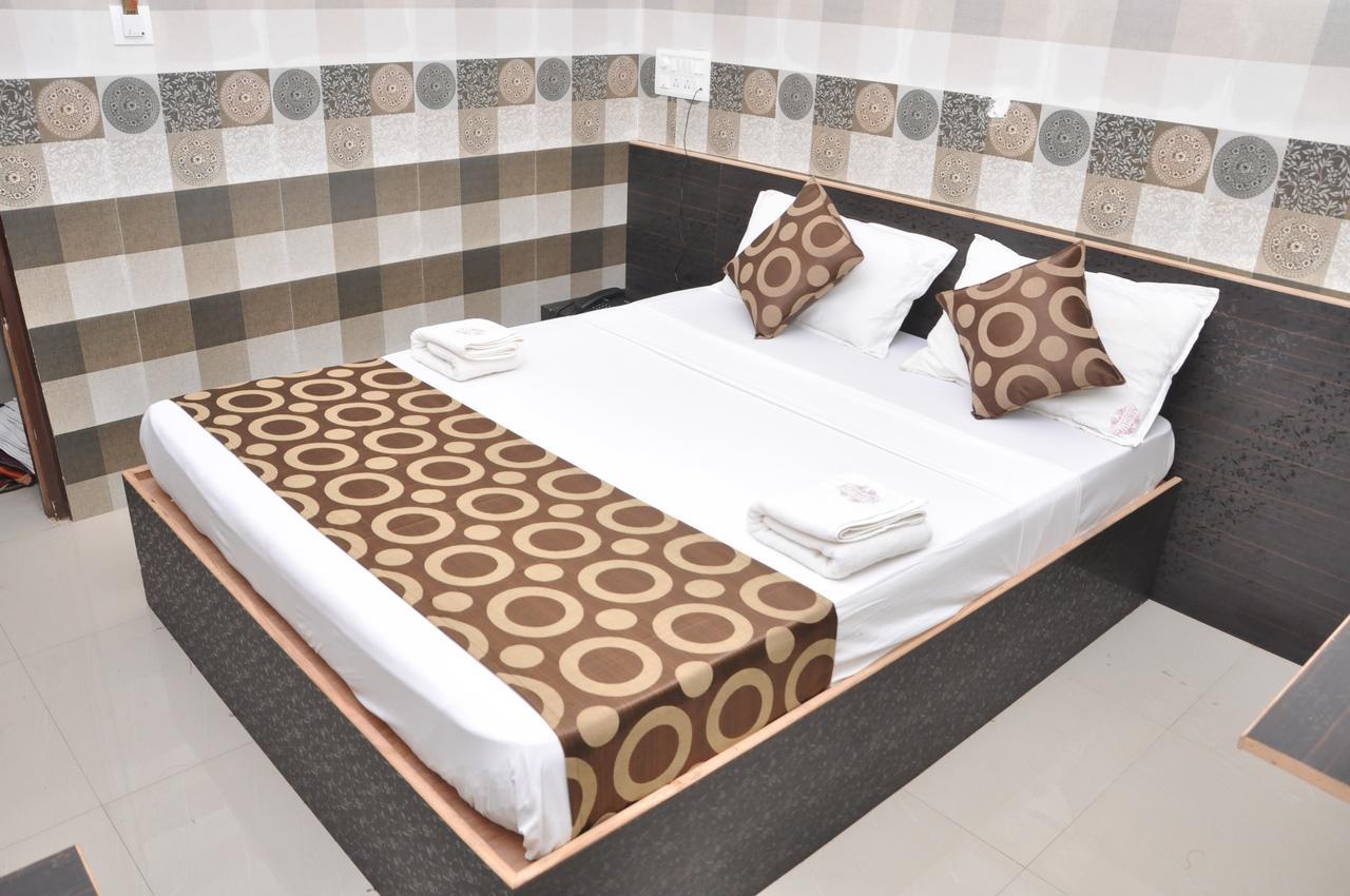 Addhuri Comforts Inn ไมซอร์ ภายนอก รูปภาพ